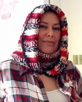 Capucha con bufanda, color rojo, blanco y gris